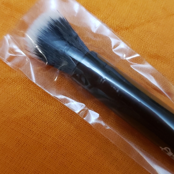 Moda Pro Precision Angle Brush - Picture 2 of 5